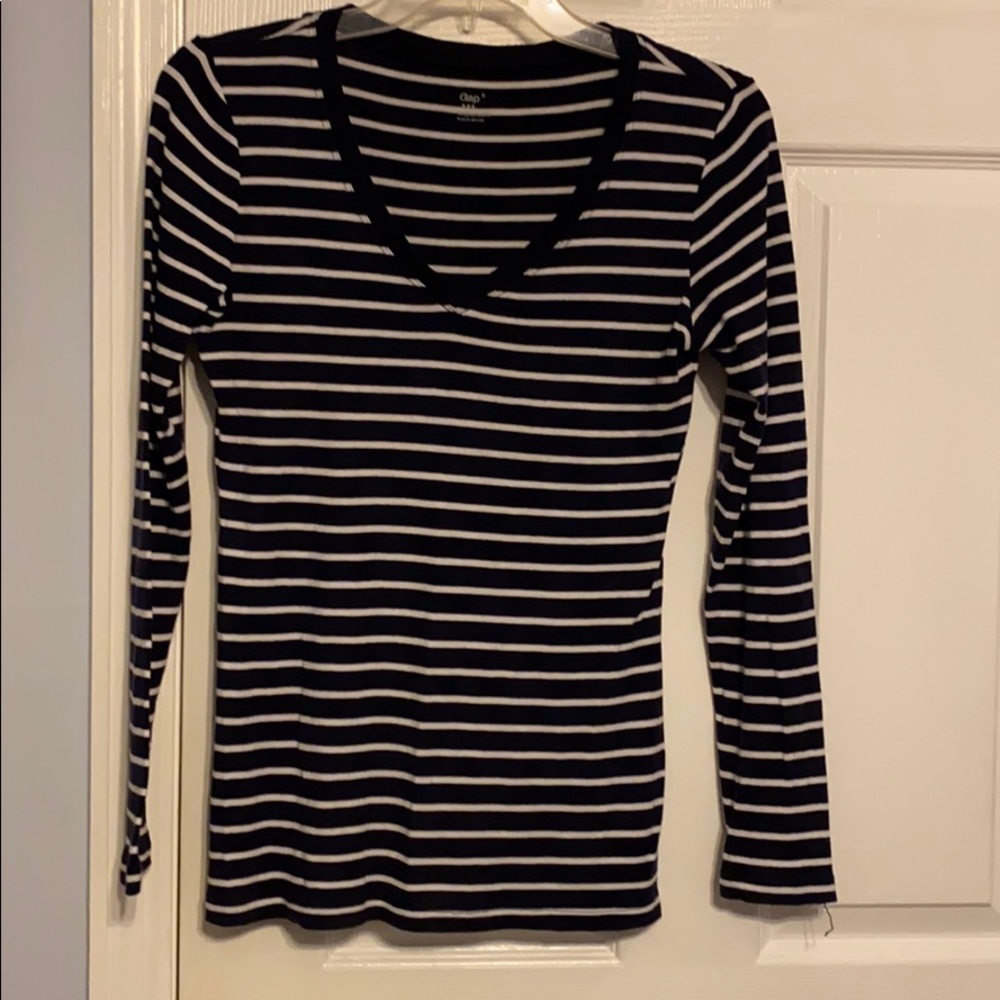 Gap V-neck longsleeve T-shirt